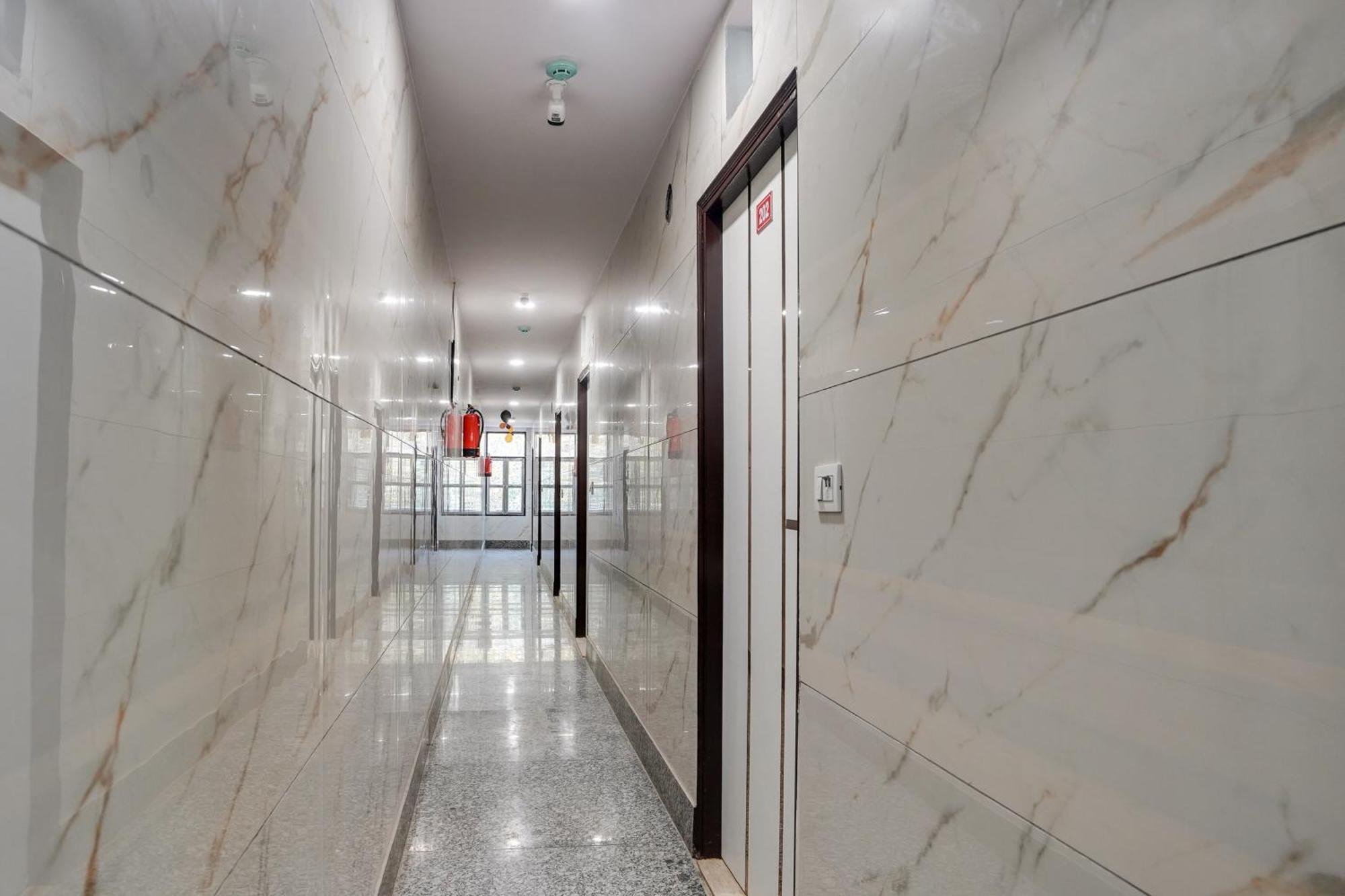 Super Hotel O Hotel Gold Star New Delhi Buitenkant foto