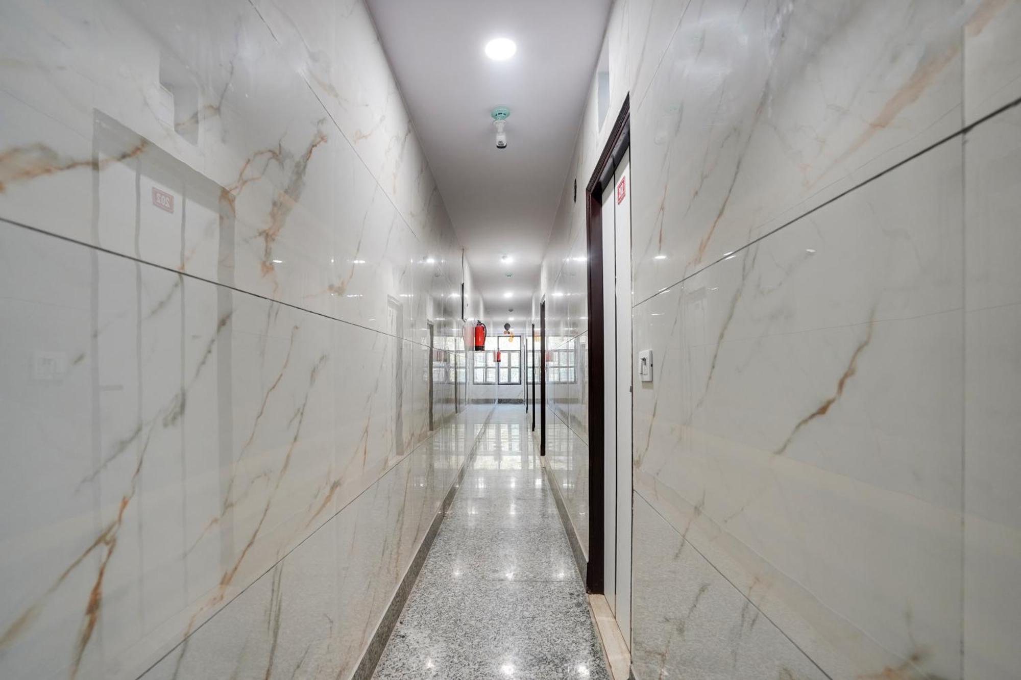 Super Hotel O Hotel Gold Star New Delhi Buitenkant foto
