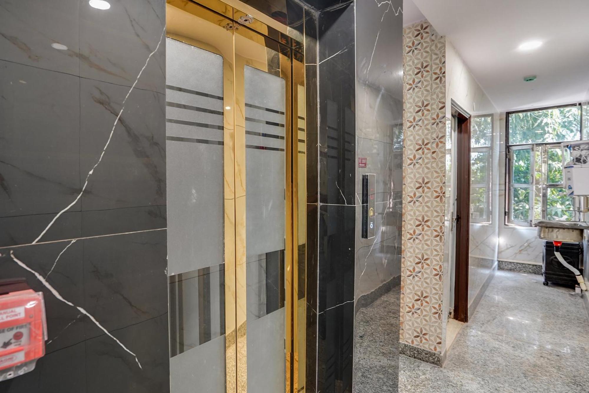 Super Hotel O Hotel Gold Star New Delhi Buitenkant foto